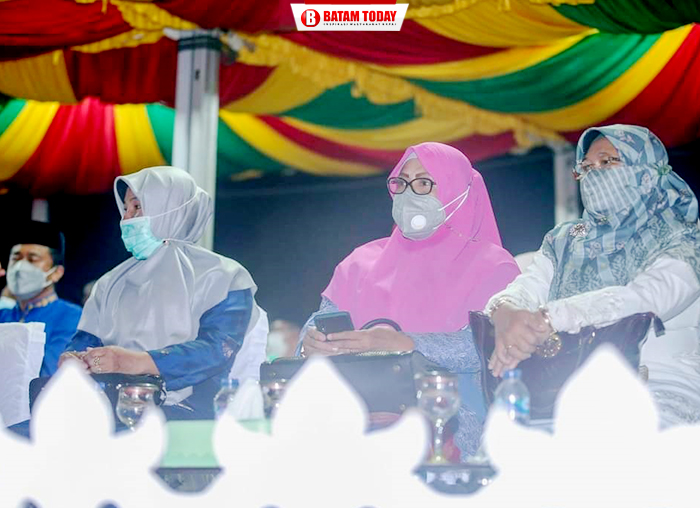 Anggota DPRD H Tetti Hadiyati duduk berdampingan dengan Ketua PKK Anambas di tenda VIP